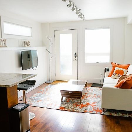 Studio On Capri Calgary Bagian luar foto