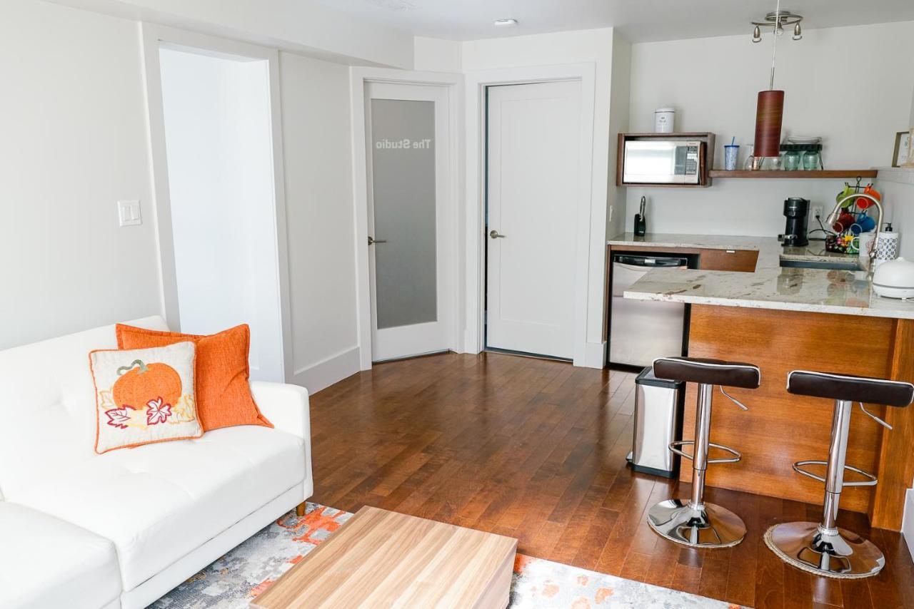 Studio On Capri Calgary Bagian luar foto