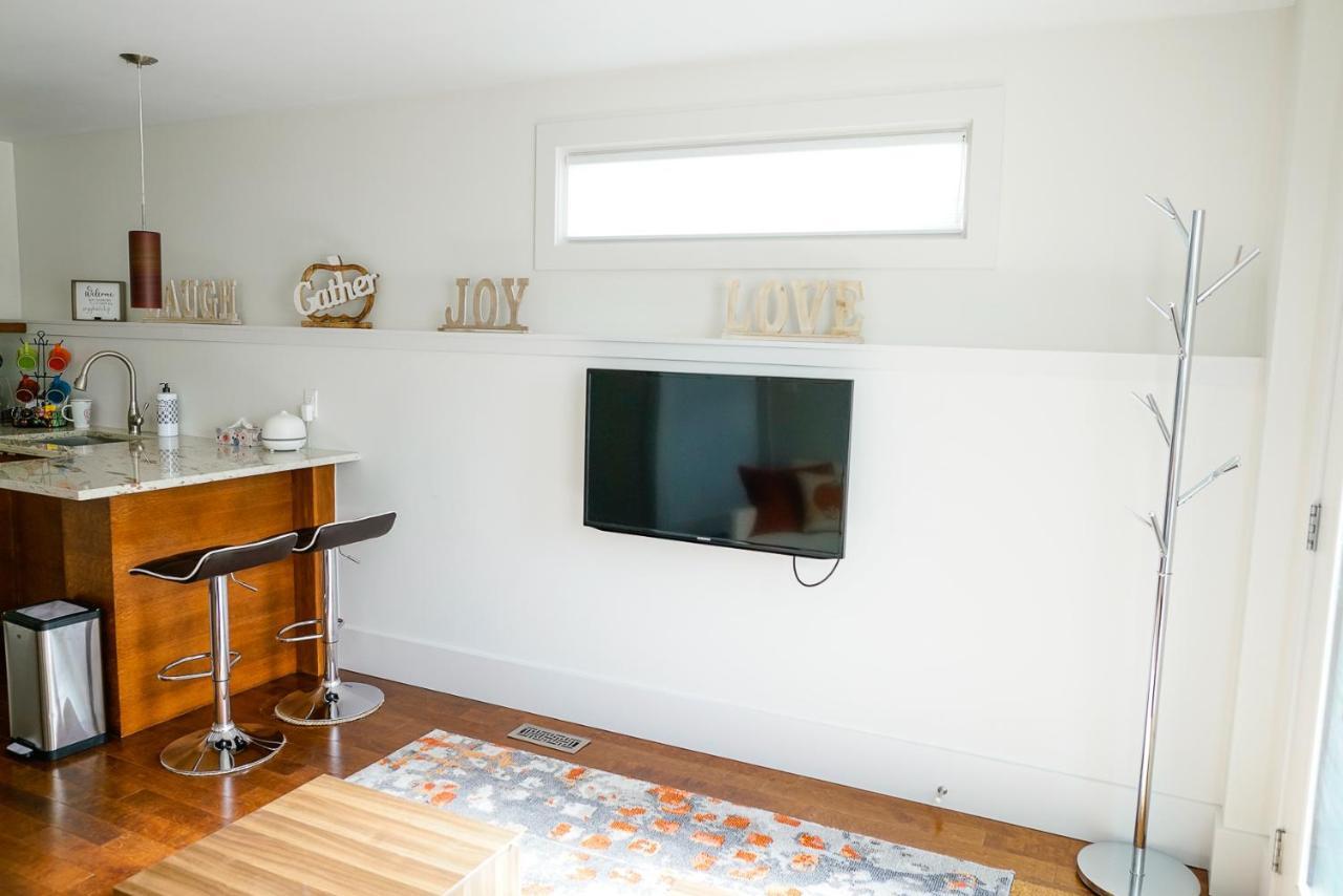 Studio On Capri Calgary Bagian luar foto